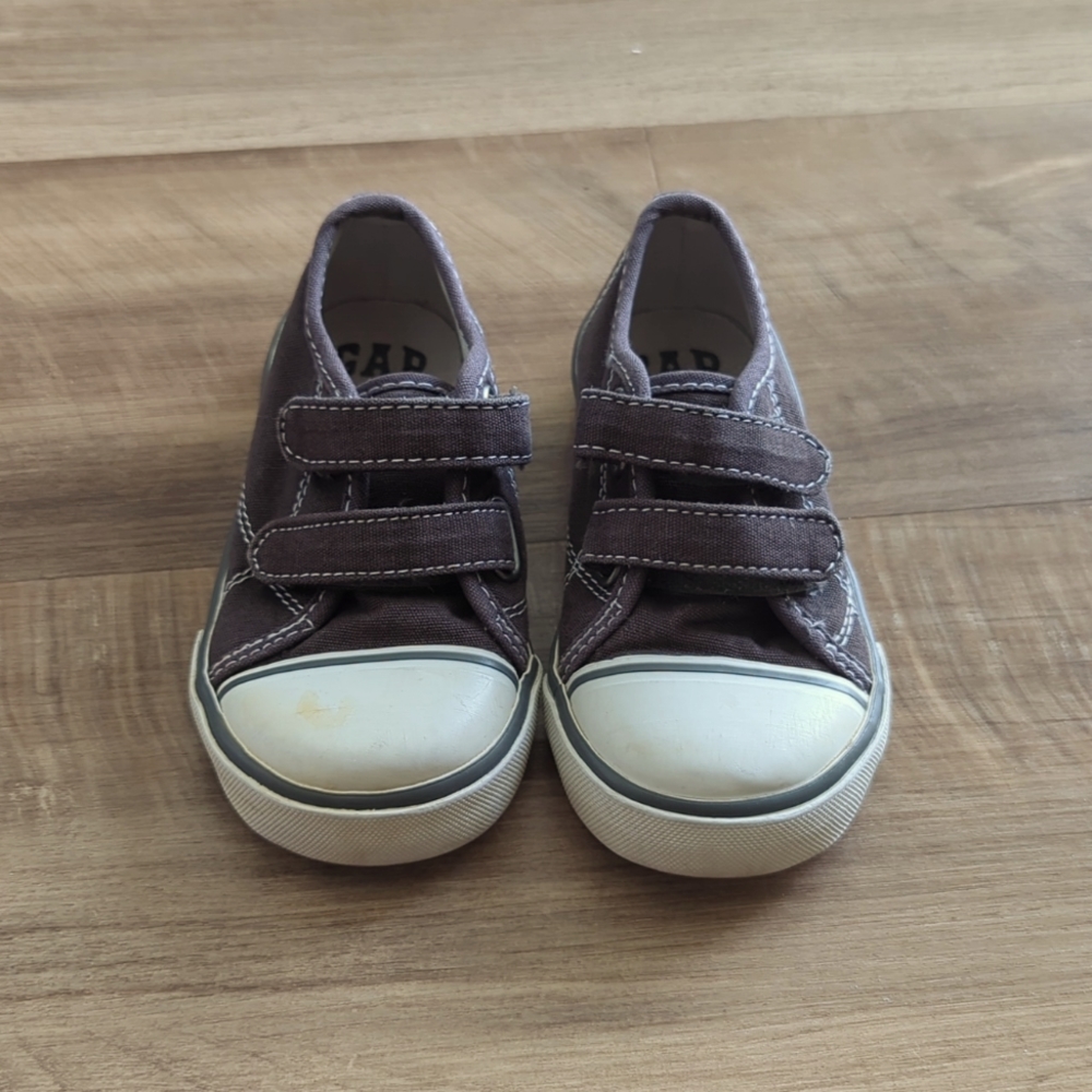 GAP toddler size 7 Gray Velcro converse shoes